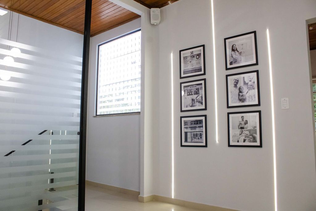 Corredor com certificados e fotos da equipe — Sanmede Cidade Nova, Manaus