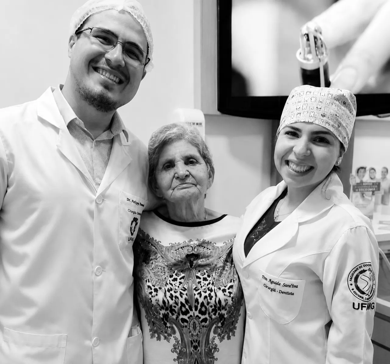Dentista em Manaus — pacientes felizes ao lado de dentistas da Sanmede