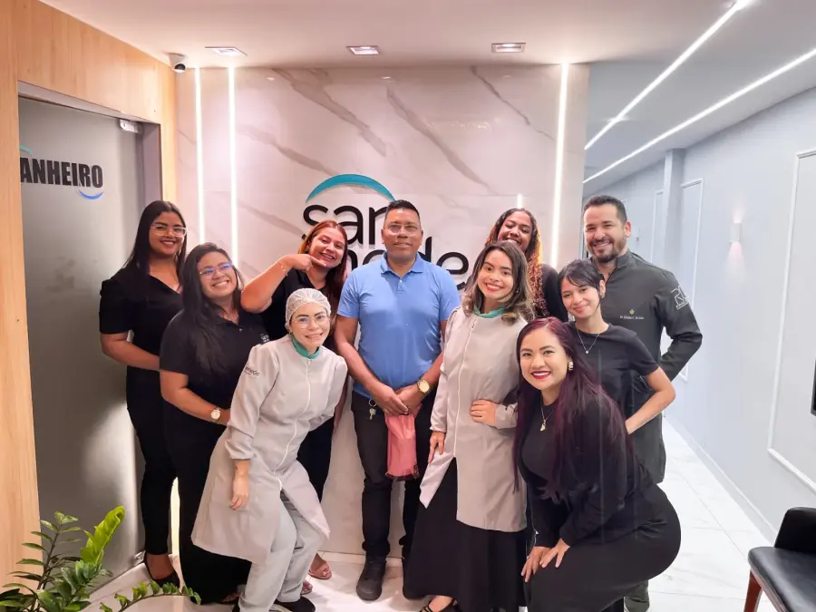 Equipe da clínica odontológica em Manaus Sanmede no hall de entrada
