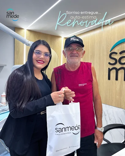 Paciente sênior recebendo brinde do dentista em Manaus após atendimento na Sanmede